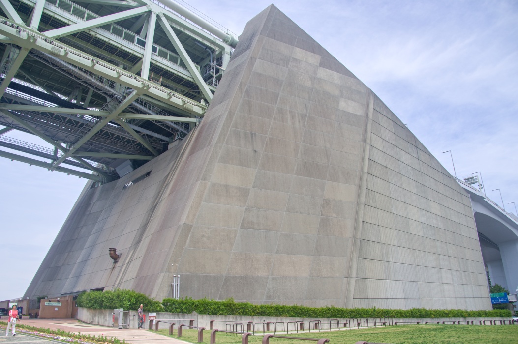 ケーブルを支える35万トン、高さ50mのアンカレイジ