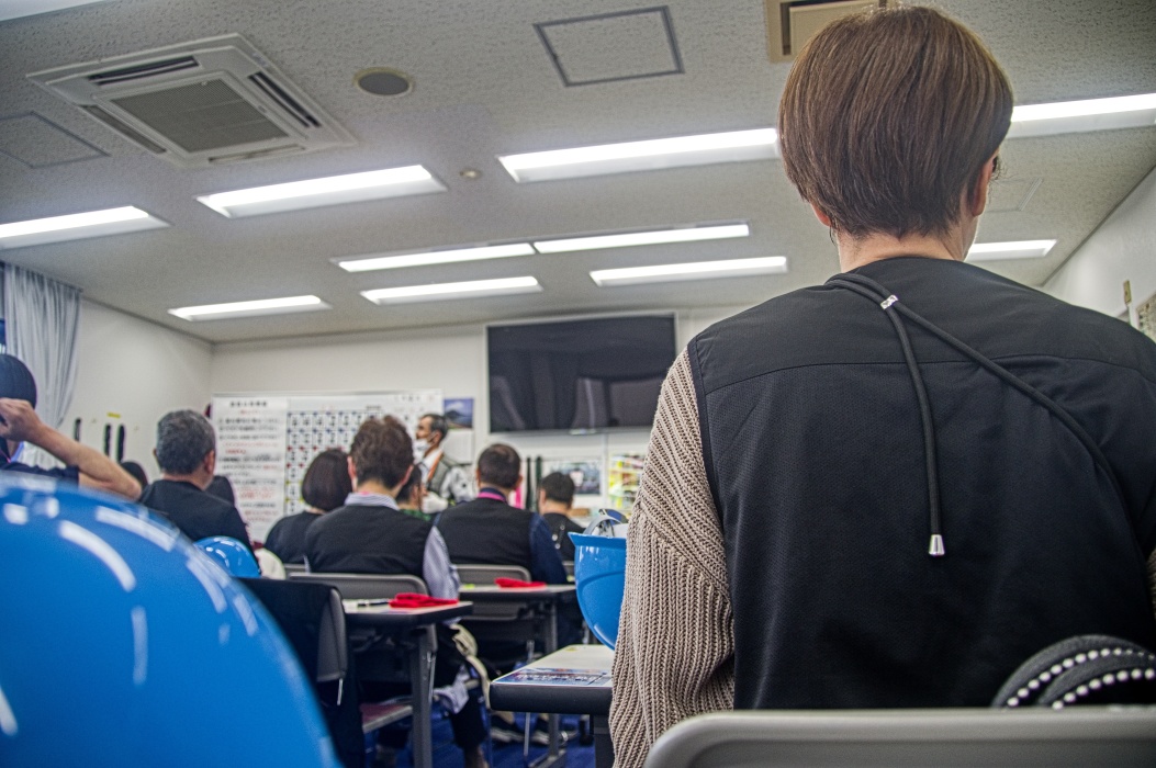 さぁ、いよいよツアーが始まる。説明を受けて、ヘルメットと手袋を着用する。