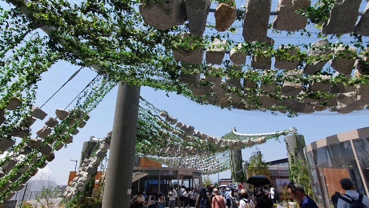 休憩所の石のカーテン