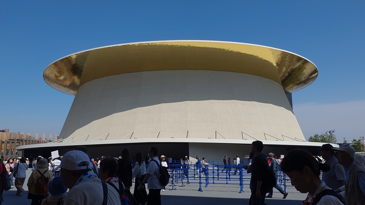 万博のシャイニングハットホール。ここでいろいろな催し物が行われる。