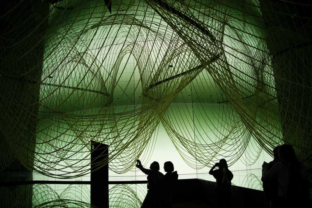 見応えたっぷり。スピルリナ-う藻の姿を模したオブジェ