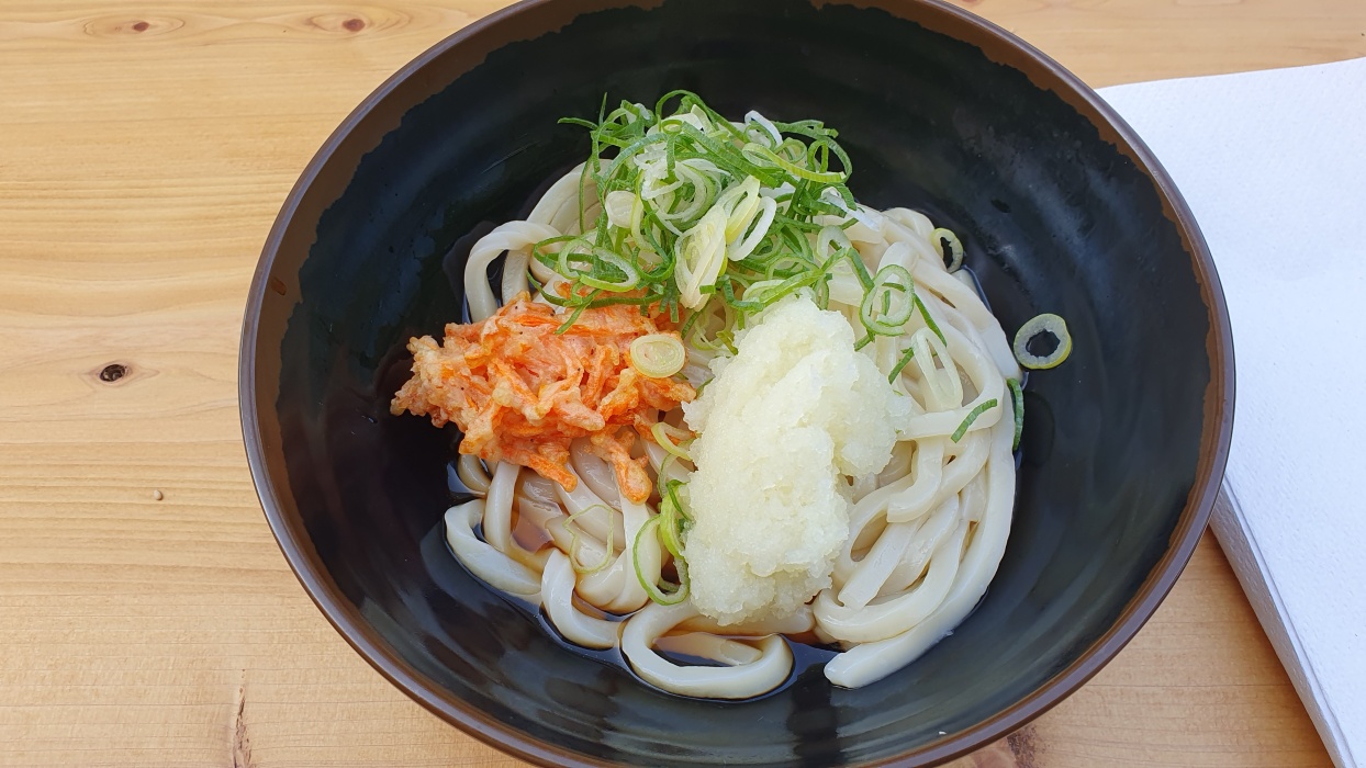 食べるところがどこにも無くって、結局うどんを食べる。