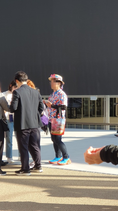 ミャクミャクで固めた服を着ているスタッフ。