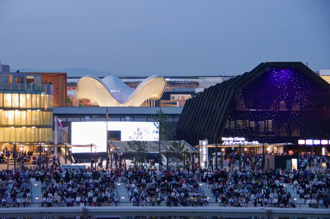 既にリング上も予約席も人で一杯。