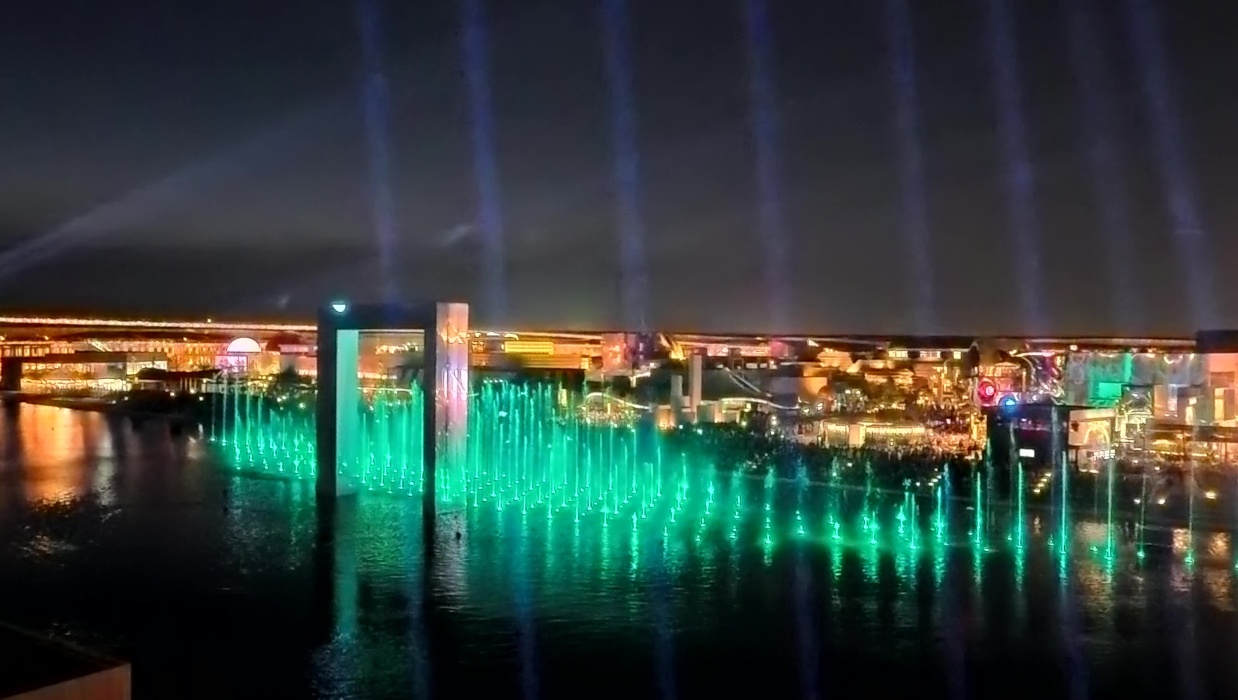 ウォーターショウ「アオと夜の虹のパレード」