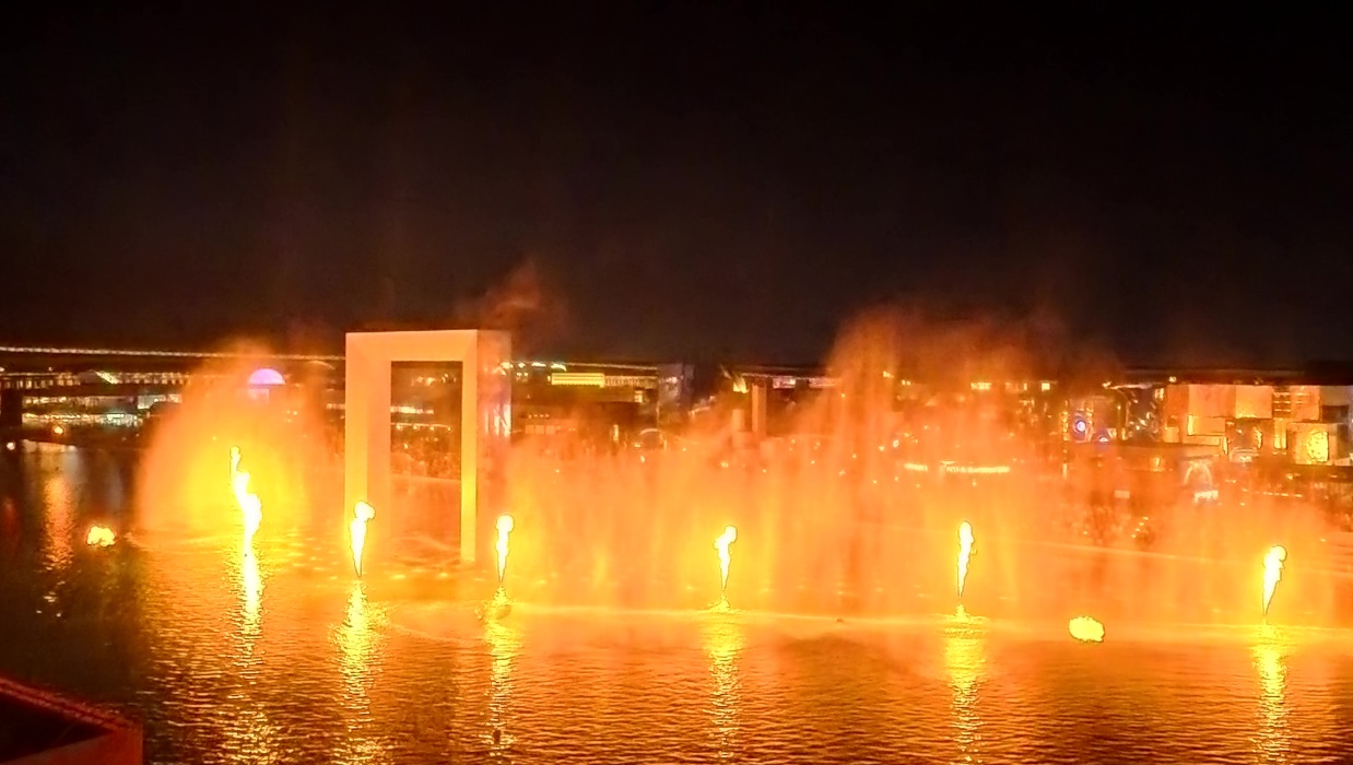 炎も上がる。熱が伝わってきた。