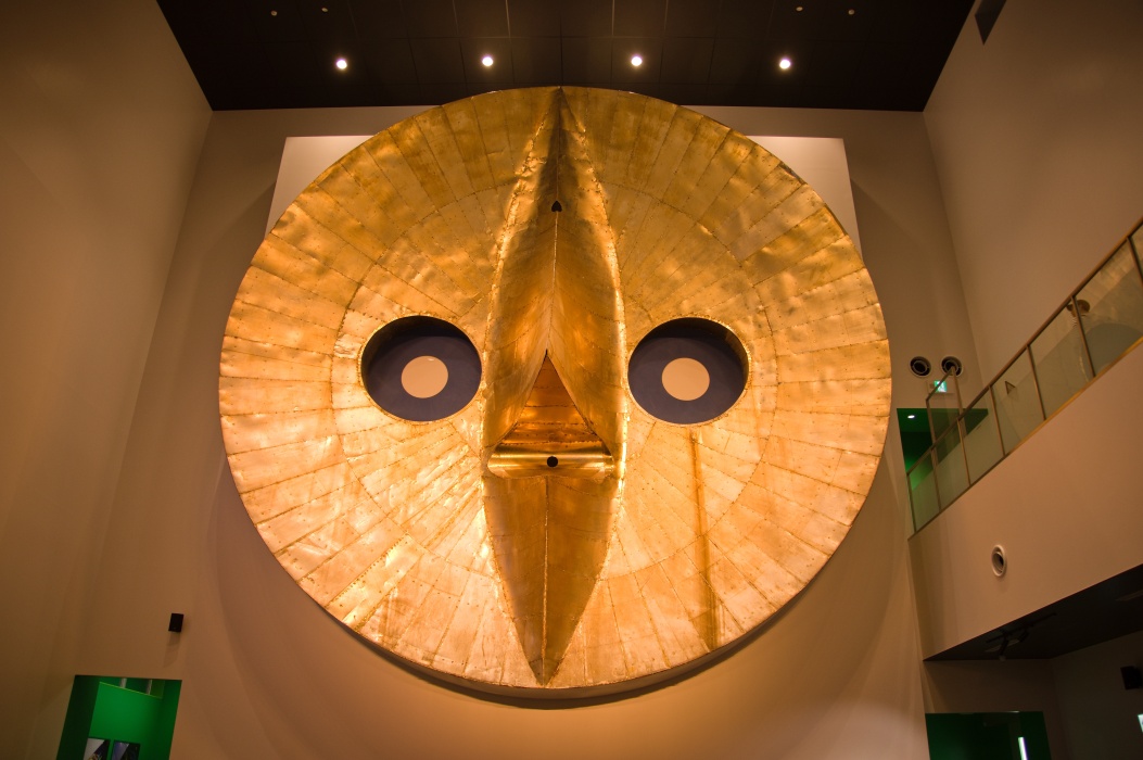 太陽の塔の顔。でかい!