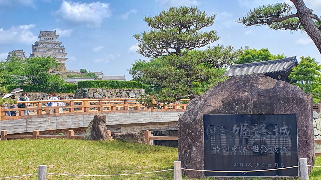 姫路城の入口。観光客でごった返している。