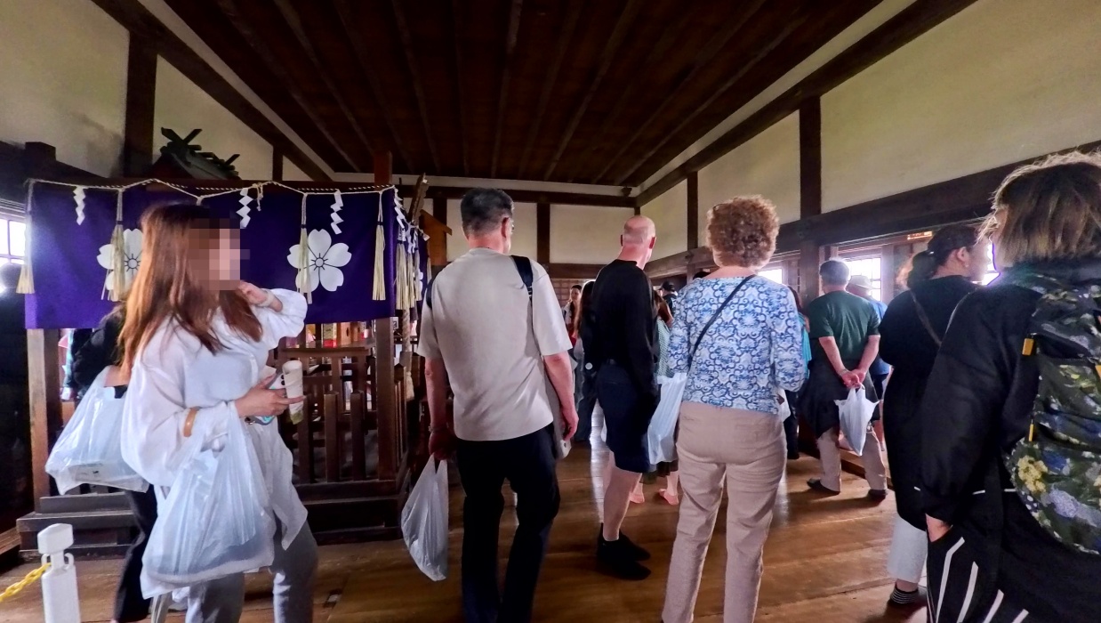 小さな神社「長壁神社(おさかべじんじゃ)」が祀られている