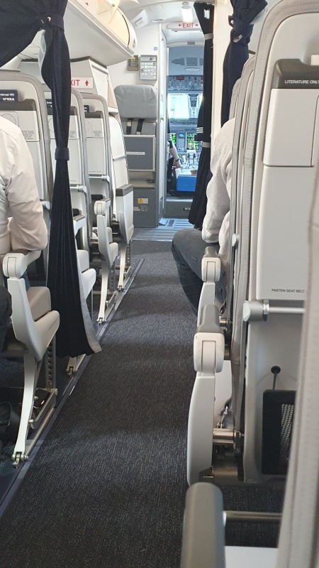 コックピットの入口が開けっ放し。非常に無防備。