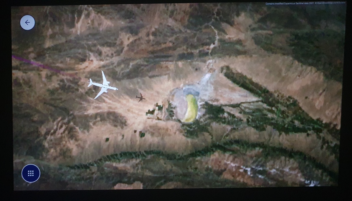 今回は南周りを飛んだので、太陽光が眩しくて窓が開けられない。仕方がないので、機外カメラで景色を追う。