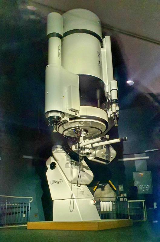 屋上には観測用の望遠鏡が有る