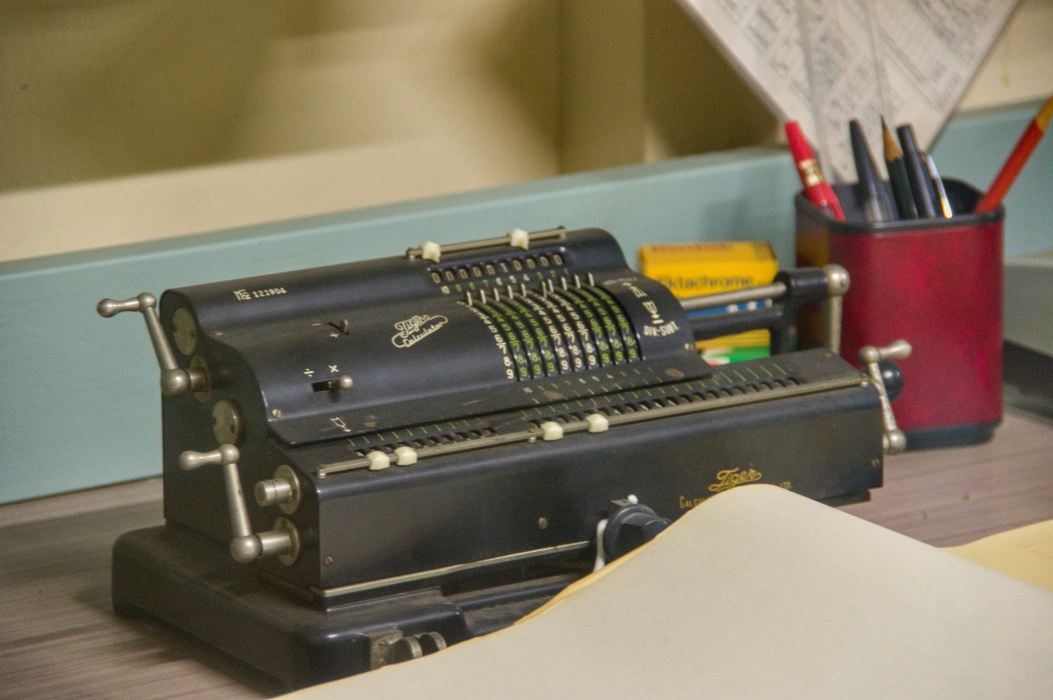 手回し式の機械式タイガー計算機