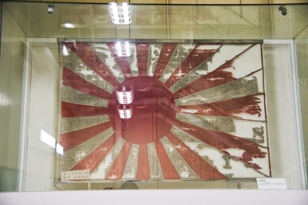 風でボロボロになった海軍の旗