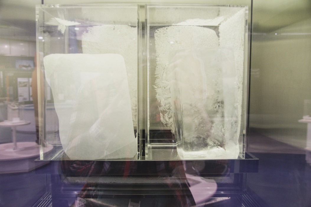 左が南極の氷。押し固められて空気を含んでいるので白くなる。