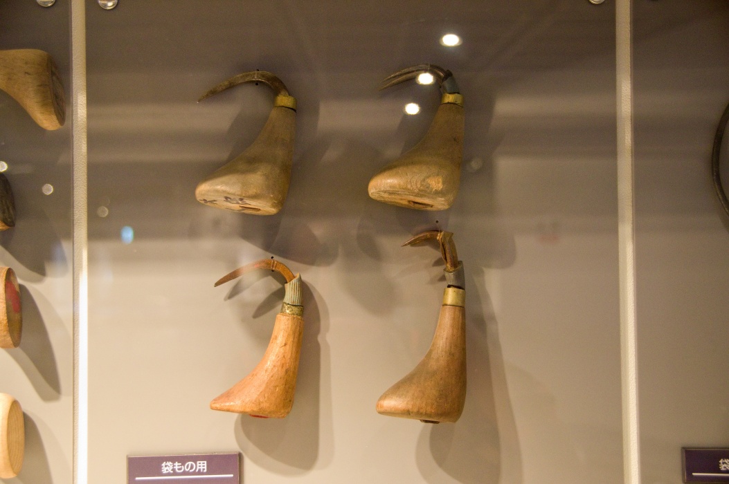 重たい袋物を引っ掛ける道具