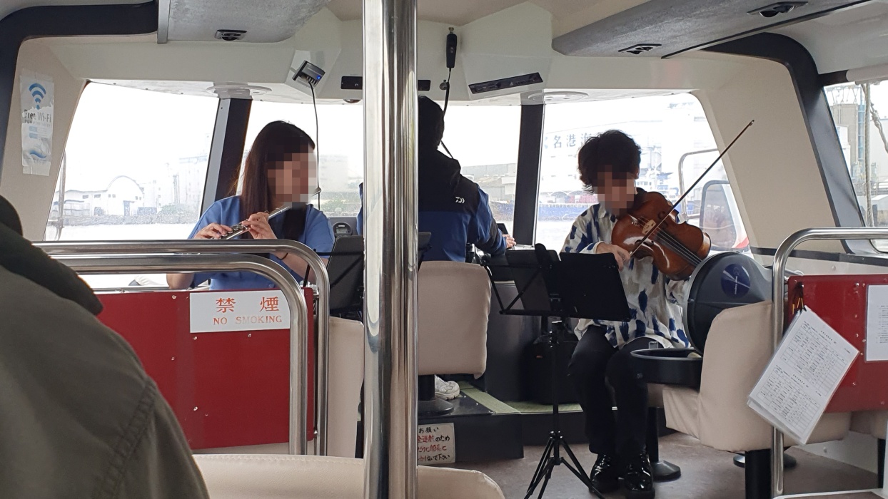 たまにライブ音楽が有る。ビデオも見てね。