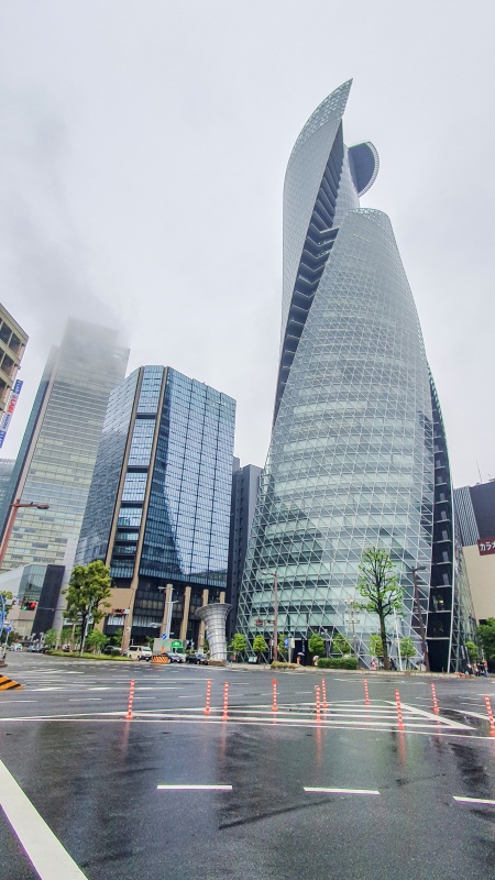 名古屋駅前の高層ビルの一つ「モード学園スパイラルタワーズ」