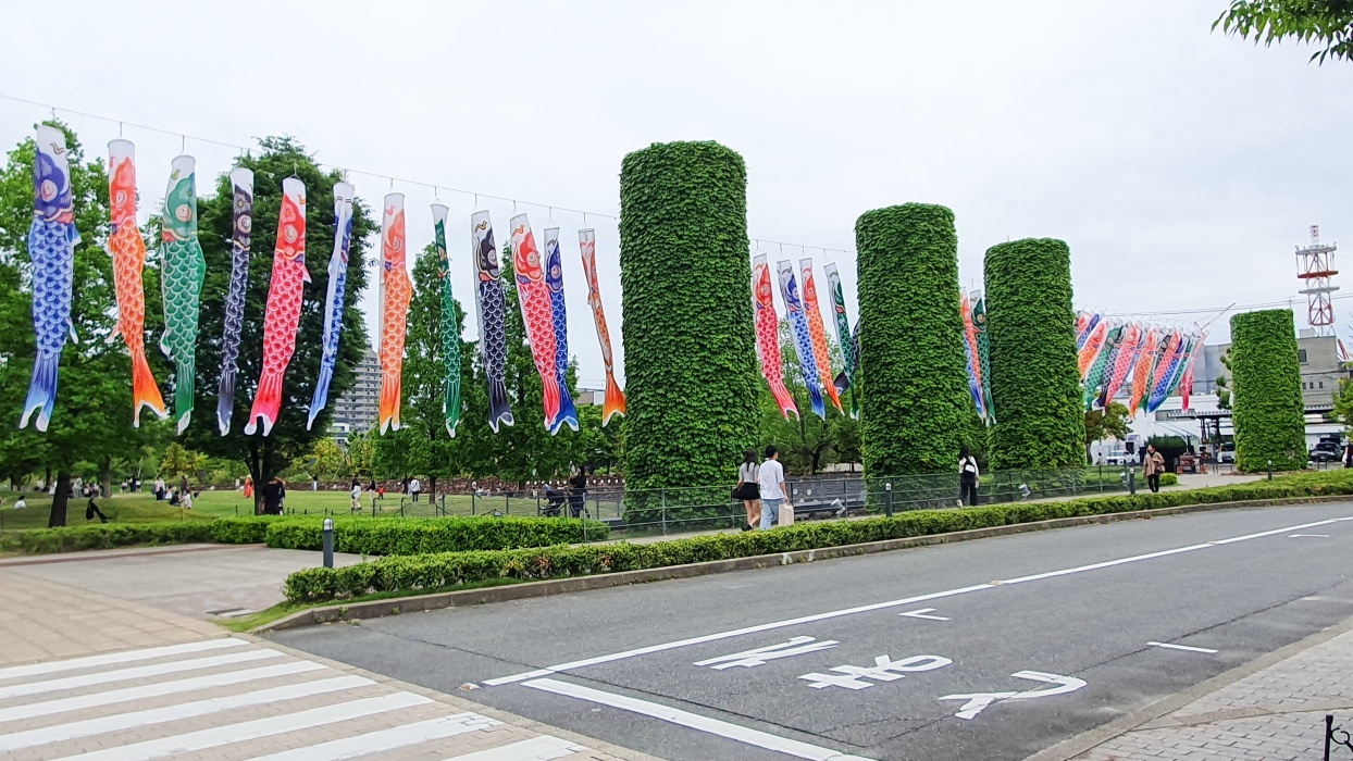 モールの外には、未だ鯉のぼりが泳いでいる。