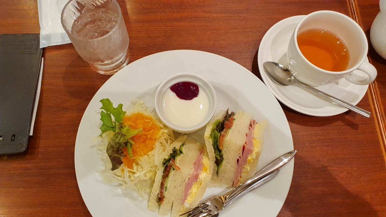 梅田駅の地下街で朝食。これだけで1250円。