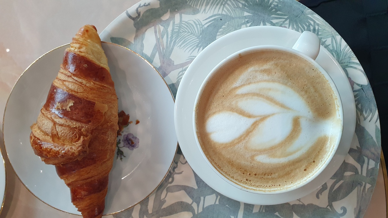 早速恒例のクロワッサンとカップッチーノ