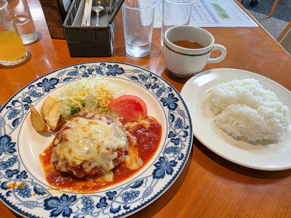 お昼ごはんのハンバーグ。滑走路の側にレストランが有る。