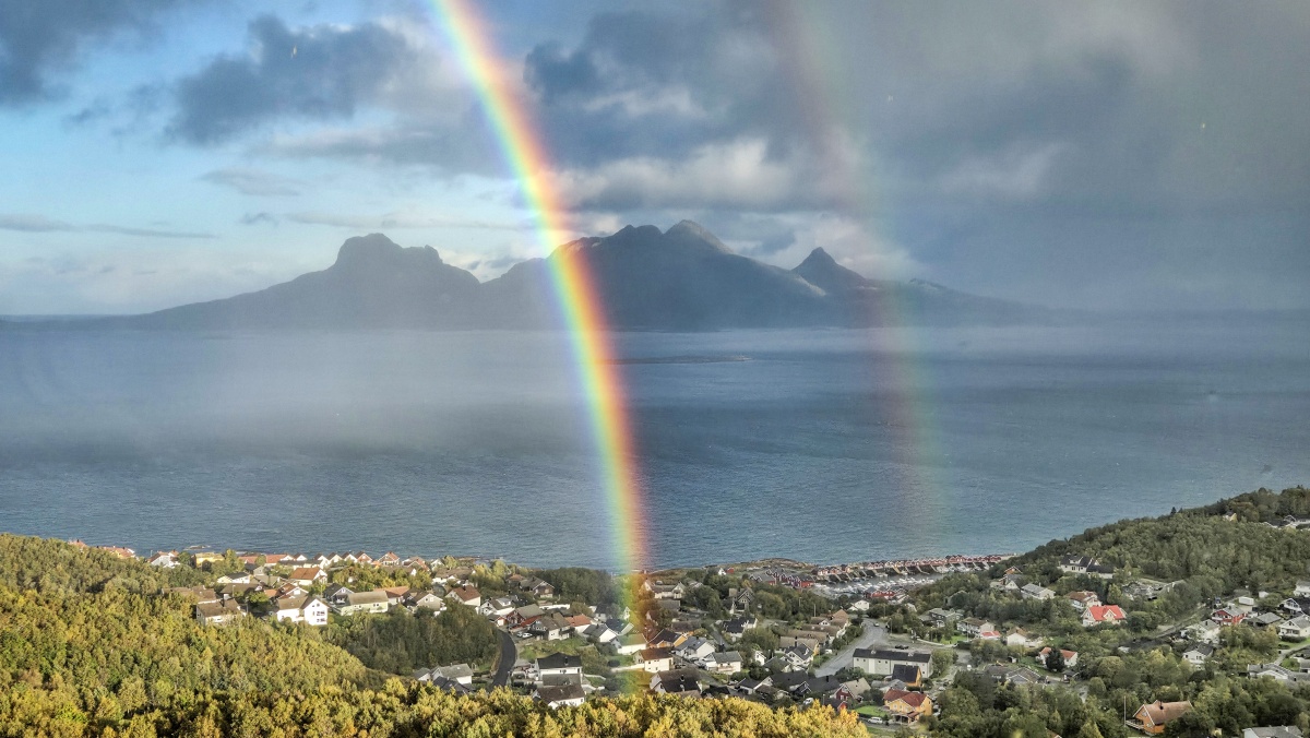 ノルウェーの美しい虹と街並み